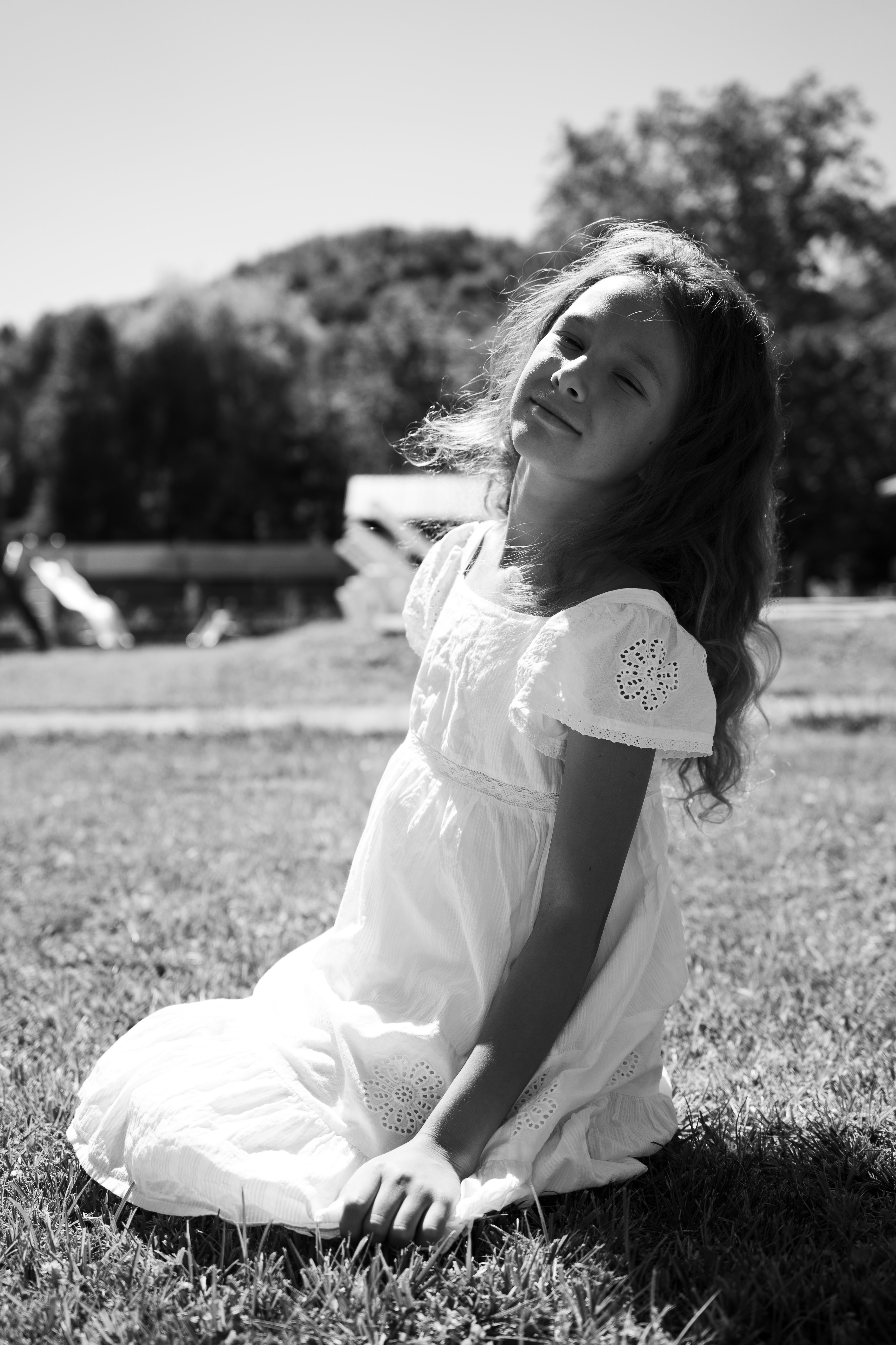 Portret feminin cu flori și rochie statement